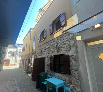 Kuća U Nizu S Apartmanom I Poslovnim Prostorom, Izvrsna Lokacija I Investicija - Pirovac, Centar