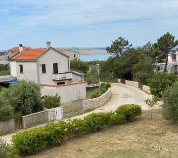 APARTMANSKA KUĆA SA 6 APARTMANA, 70 m OD MORA, PAG - POVLJANA - cover