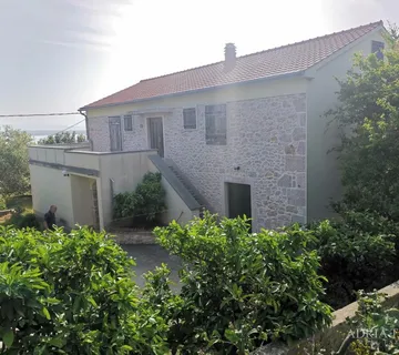 KUĆA S 3 APARTMANA I VELIKOM OKUĆNICOM - POLJANA, UGLJAN - cover