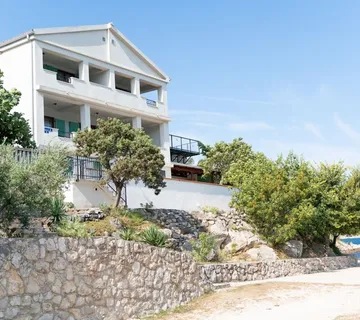 PREUREĐENA APARTMANSKA KUĆA S MOGUĆNOŠĆU POSLOVNE NAMJENE, PRVI RED DO MORA - MEKA DRAGA - cover