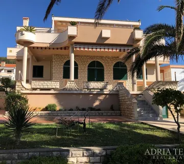 Prekrasna dvokatnica s tri apartmana u prvom redu do mora – Stara Novalja, otok Pag - cover