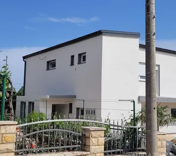 Apartmani U Stambenoj Zgradi S Vrtom, Mirna I Tiha Pozicija, Posedarje - Zadar