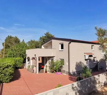 APARTMANSKA KUĆA S 3 APARTMANA - VIR - cover