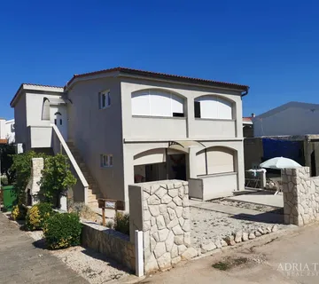 KUĆA S 2 STAMBENE JEDINICE, 230 m OD MORA, VIR - cover