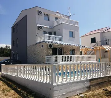 Kuća S 3 Stambene Jedinice I Bazenom, Pogled Na More - Maslenica - Maslenica, Jasenice