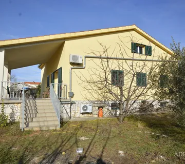 KUĆA NA MIRNOJ LOKACIJI - KRK, LINARDIĆI - cover