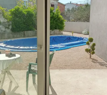 OBITELJSKA VILA S BAZENOM, VIR - cover