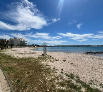 POLOVICA KUĆE S TRI APARTMANA, IZVRSNA POZICIJA! 140 m OD PLAŽE, POVLJANA - PAG