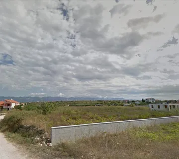 IZVRSNA PRILIKA! MIRNA I TIHA POZICIJA - GRAĐEVINSKO ZEMLJIŠTE PRAVILNOG OBLIKA, 500 m OD MORA, VRSI - ZADAR - cover