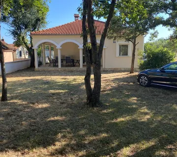 KUĆA PRIZEMNICA S VELIKOM OKUĆNICOM I DVIJE STAMBENE JEDINICE - MALI VAREŠKI, MARČANA - cover
