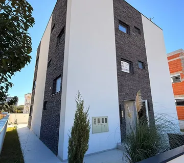 PRODAJE SE STAN 95m2 PRIZEMLJE S DVORIŠTEM, VIR - cover