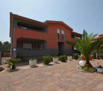 SAMOSTOJEĆA KUĆA S 5 APARTMANA, 200 m OD MORA, VIR - ZADAR - cover
