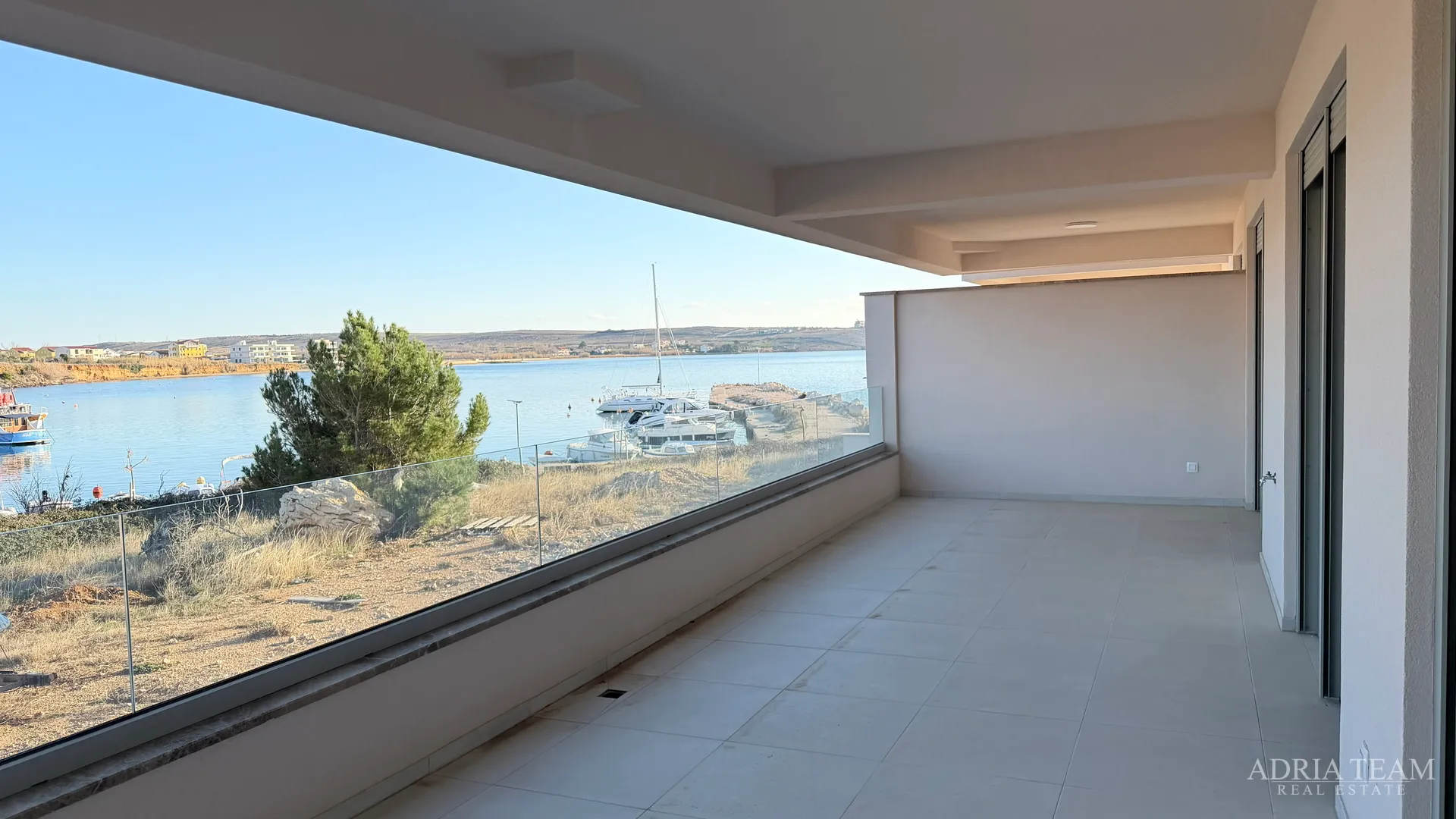 APARTMAN S POGLEDOM NA MORE, PRVI RED DO MORA - POVLJANA, PAG - cover