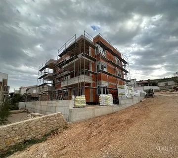 APARTMANI U STAMBENOJ ZGRADI U NOVOGRADNJI, PREKRASAN POGLED, 45 m OD MORA - VINJERAC - cover