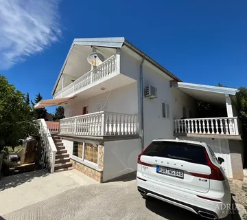 PREUREĐENA APARTMANSKA KUĆA 200 m OD MORA, GARAŽA I VRT - GORNJI KARIN - cover