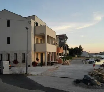 Kuća U Nizu, Prvi Red Do Mora - Šimuni, Pag