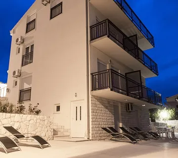 Apartmanska Kuća S Bazenom - Okrug Gornji, Okrug
