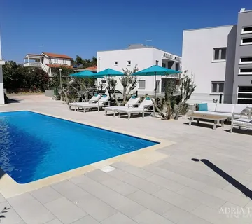 APARTMANI U URBANOJ VILI S BAZENOM, 250 m OD MORA, VIR - ZADAR