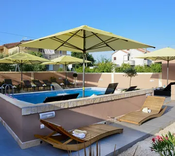 APARTMAN U SUTERENU S BAZENOM I VELIKIM VRTOM - PRIVLAKA - cover