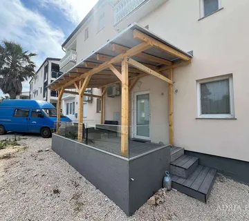 JEDNOSOBNI APARTMAN POTPUNO PREUREĐEN! 100 m OD MORA, VIR - ZADAR - cover