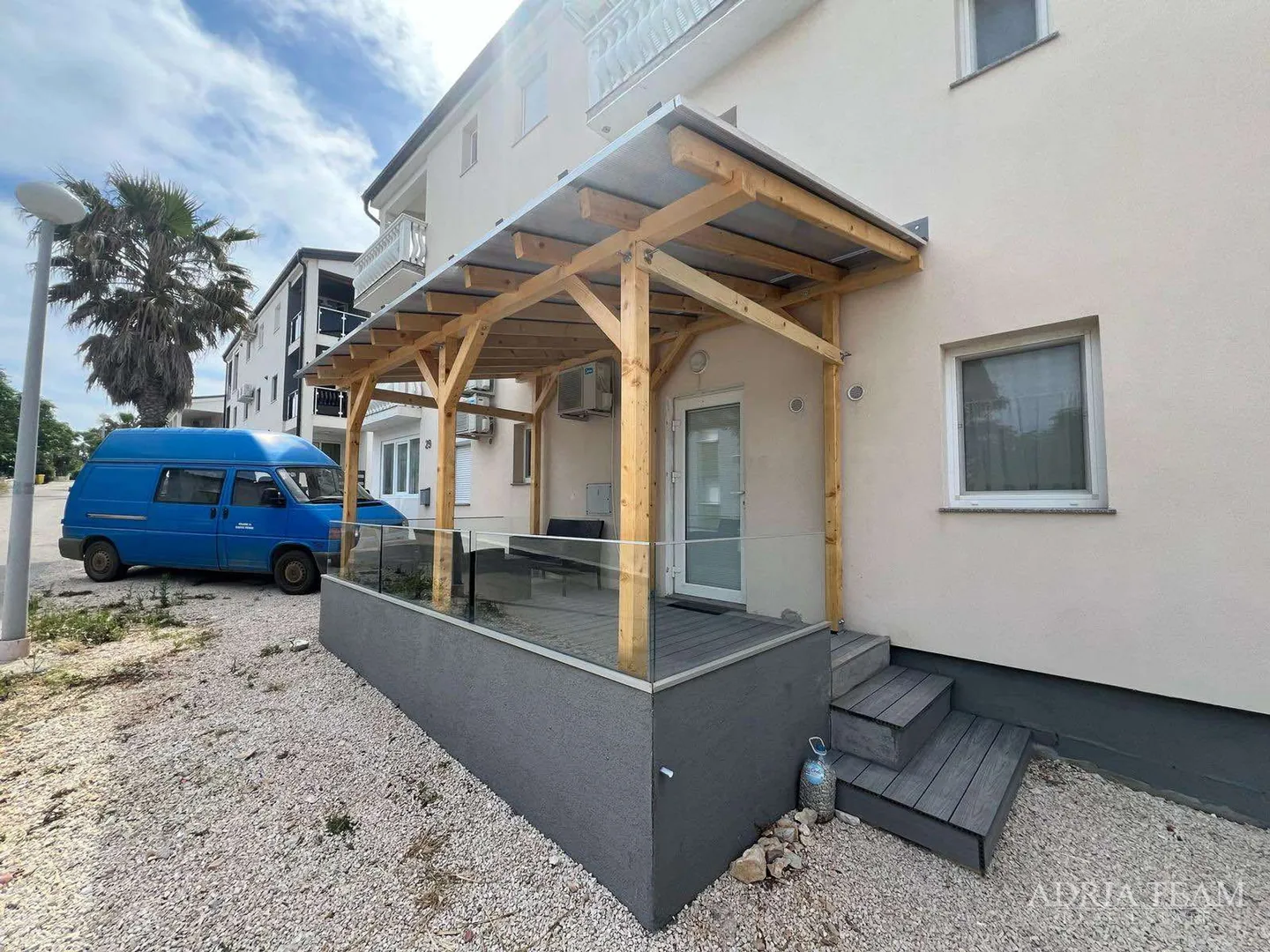 JEDNOSOBNI APARTMAN POTPUNO PREUREĐEN! 100 m OD MORA, VIR - ZADAR - cover