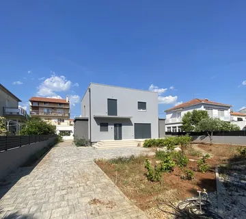 Obiteljska Kuća S Velikim I Uređenim Dvorištem I Bazenom, 400 M Od Mora, Zadar - Borik