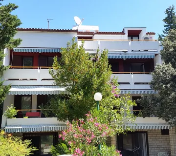 APARTMANSKA KUĆA 100 m OD MORA, ODLIČNA LOKACIJA - NOVALJA, PAG - cover