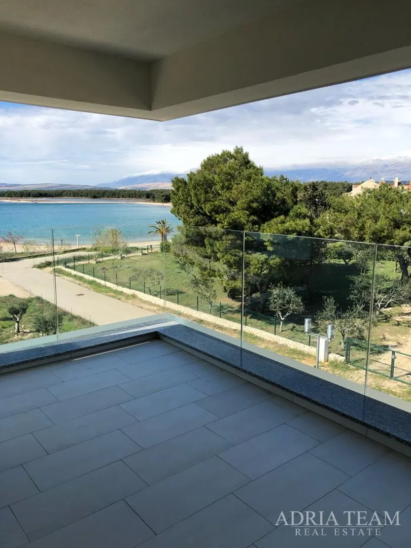 APARTMAN S 3 SPAVAĆE SOBE, 1. RED DO MORA, POVLJANA - PAG - cover