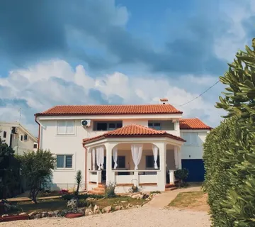 Preuređena Kuća S Pogledom Na More I 4 Stambene Jedinice - Vir