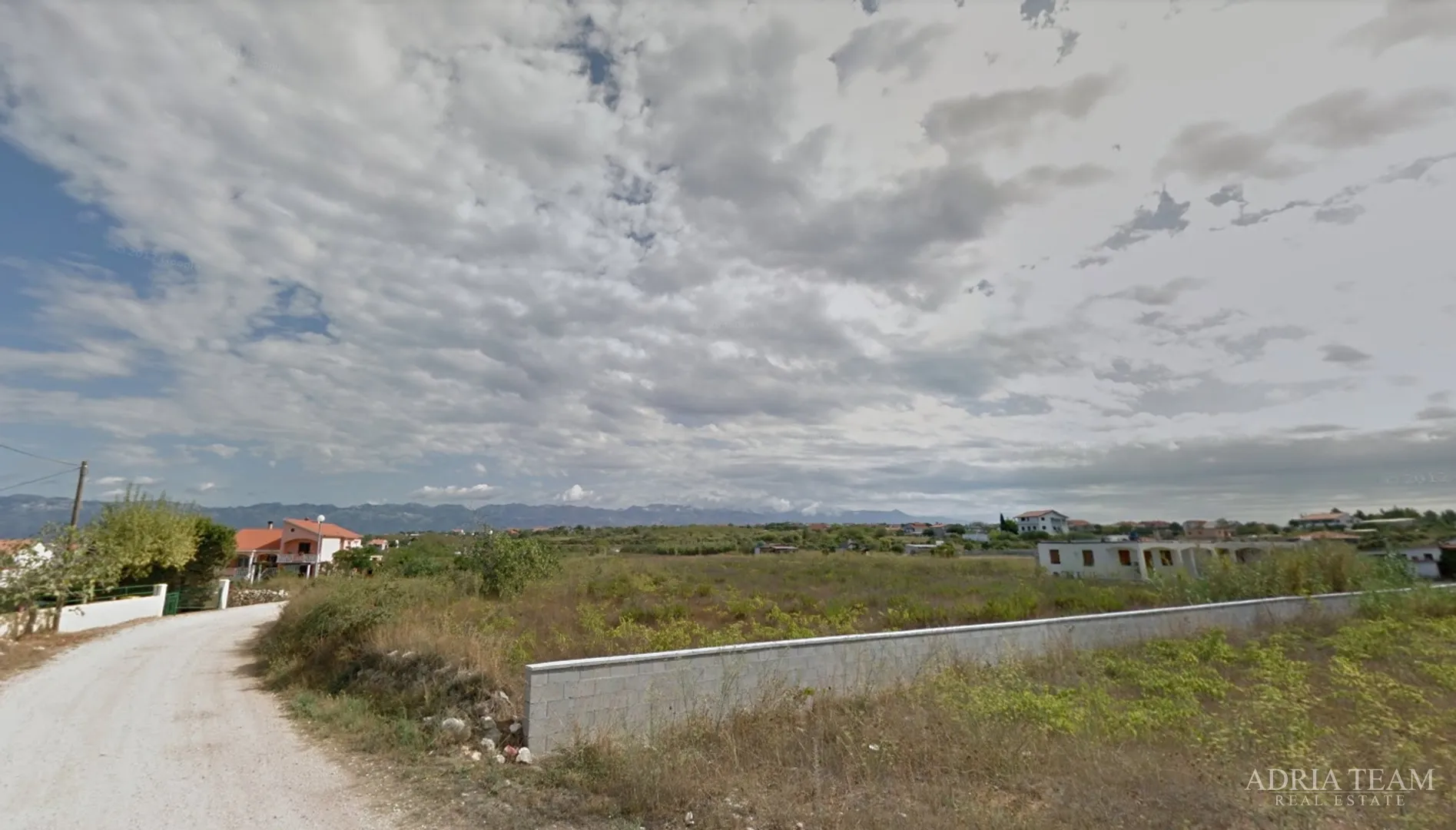 IZVRSNA PRILIKA! MIRNA I TIHA POZICIJA - GRAĐEVINSKO ZEMLJIŠTE PRAVILNOG OBLIKA, 500 m OD MORA, VRSI - ZADAR - cover