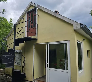 KUĆA U PREDIVNOM OKRUŽENJU - RIČICE - cover