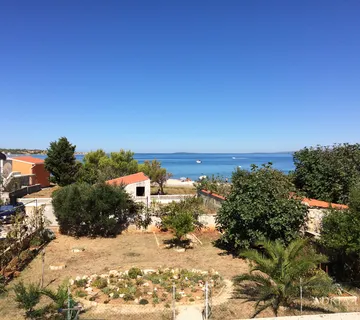 APARTMANSKA KUĆA S GARAŽOM I UREĐENIM DVORIŠTEM, DRUGI RED OD MORA, VIR - ZADAR - cover