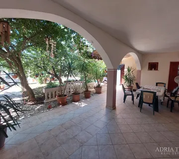 APARTMANSKA KUĆA S VELIKIM DVORIŠTEM, MIRNA I TIHA POZICIJA - VIR - cover