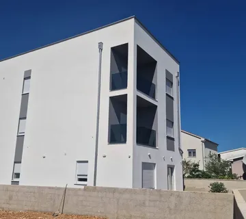 STAMBENA ZGRADA S TRI STAMBENE JEDINICE I KROVNOM TERASOM - VIR - cover