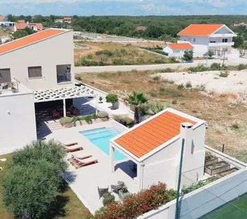 VILA S POMOĆNIM OBJEKTOM, BAZENOM I SPORTSKIM TERENOM , MIRNA I TIHA POZICIJA OKRUŽENA PRIRODOM!   POLJICA-BRIG - ZADAR - cover