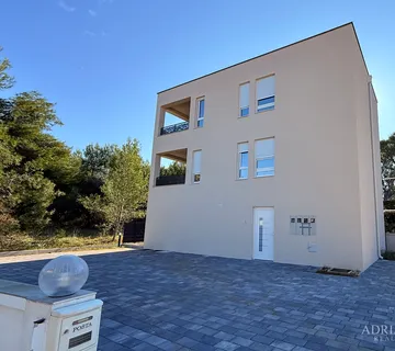 STAMBENA ZGRADA (3 STANA) 550 M UDALJENOST OD MORA, LOKACIJA:VIR - cover