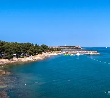 Građevinsko zemljište 1.313 m² s projektom vile i pomoćne građevine - Novigrad, Zadar - cover