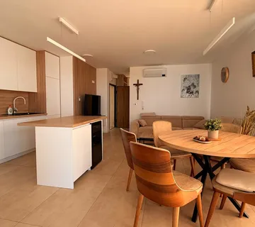 Apartman Prvi Red Do Mora S Bazenom - Povljana, Pag