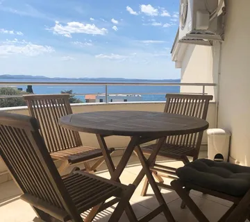 KUĆA S 10 APARTMANA, POGLED NA MORE - PETRČANE - cover