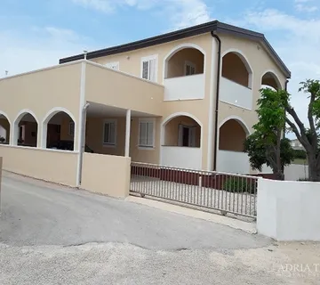 APARTMANSKA KUĆA - 1. RED DO MORA - cover