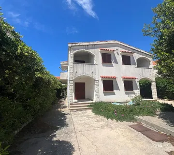 POLOVICA KUĆE S TRI APARTMANA, IZVRSNA POZICIJA! 140 m OD PLAŽE, POVLJANA - PAG - cover