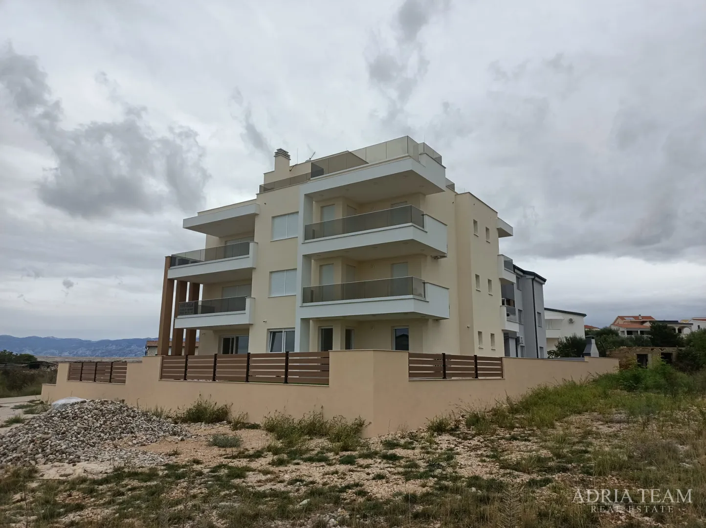 APARTMANI S POGLEDOM NA MORE, NOVOGRADNJA - POVLJANA, PAG - cover