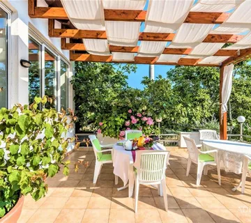 Hotel - Sukošan, Prvi Red Do Mora