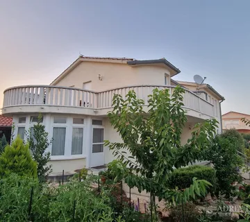 OBITELJSKA VILA AMERIČKOG STILA - VODICE - cover