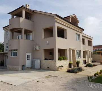 APARTMANSKA KUĆA SA 7 APARTMANA, PRIVLAKA - cover