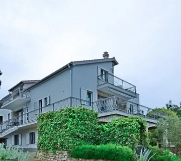 SAMOSTOJEĆA KUĆA SA 7 APARTMANA, 100 m OD MORA I PLAŽE, ŠTOMORSKA - ŠOLTA - cover