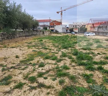 Solin najam građevinskog zemljišta 900 m2 + mogućnost gradnje - Priko vode, Solin