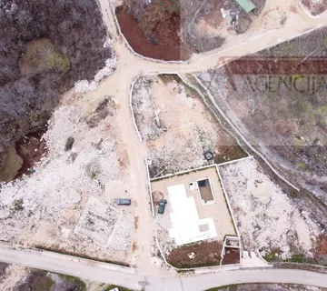 Zagvozd građevinsko zemljište 874 m2 + idejni projekt - Zagvozd, Zagvozd
