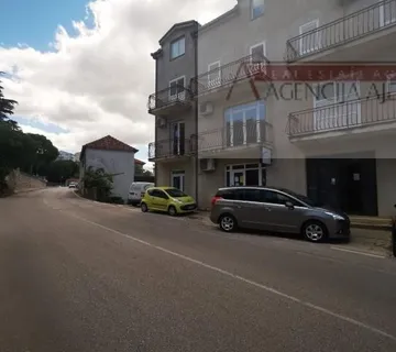 Imotski poslovni prostor 88,60 m2 + terasa - najam - cover