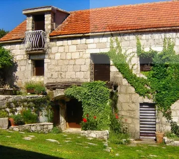 Imotski Lovreć uređena kamena kuća sa okućnicom - cover